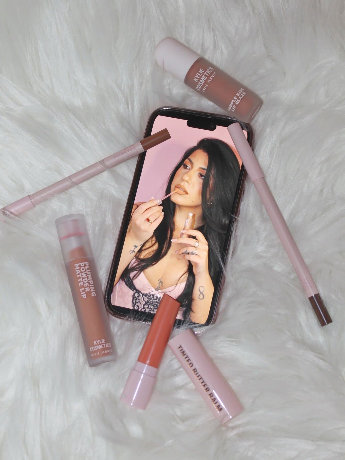 Kylieโs favs of the season ๐๐ซฆ
plumping lip liner โ 609 iced latte
plumping lip liner โ 635 pecan
plumping powder matt