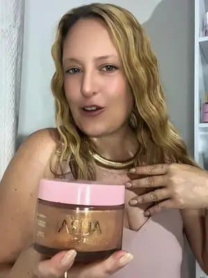 “Esse glow não é filtro. É essa geleia iluminadora. Perfeita pra pernas, braços e colo. Glow real ✨#glowup #peleiluminada #tiktokshopbr #belezareal #aurabeauty