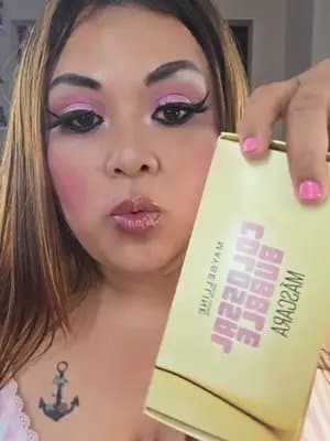 ¿Cansada de que tus pestañas se bajen a mitad del día? 😩 Olvídate del rizador con la Colossal Curl Bounce de @MaybellineNY. Volumen colosal y un rizo que rebota y se mantiene intacto por horas. 🚀✨ #Maybelline #PestañasPerfectas #CurlBounce #Publicidad #Inflaelpestanon @maybelline.mx