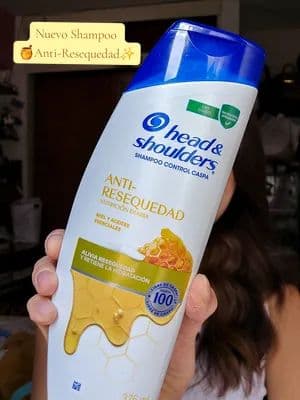 Mi nueva obsesión: @Head & Shoulders LA Anti-Resequedad con miel🍯✨️ No solo huele delicioso y tiene una textura increíble, sino que ayuda a restaurar la barrera de la piel y deja el pelo 100% libre de caspa✨ Si sientes el cuero cabelludo seco, este es tu señal para probarlo☁️🤍 #Publicidad #AntiResequedadHyS #shampoo #glossyhair #haircare