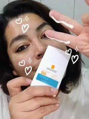 Aunque estemos enfermos debemos seguir cuidando nuestra piel. Anthelios UV Air de La Roche Posay es más que un bloqueador solar ya que con su ácido hialurónico y niacinamida ayudan a mantener hidratada la piel y a mejorar su tono 16 h efecto matificante 16 h efecto antioxidante 24 h de hidratación Textura ultra ligera @For_Me @La Roche-Posay #tanligerocomoelairefm #antheliosuvair #Publicidad
