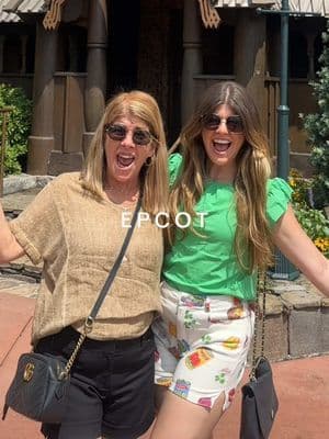 esta es tu señal para que te lleves a tus padres a hacer el 'around the world' en epcot. #AllTheDisneyThrills #hosted #FreshEPCOT #EPCOT #DrinkingAroundTheWorld #Disney #MissUniverse #France #Mexico #USA #Norway #China #Germany #Italy #Japan @Disney Parks