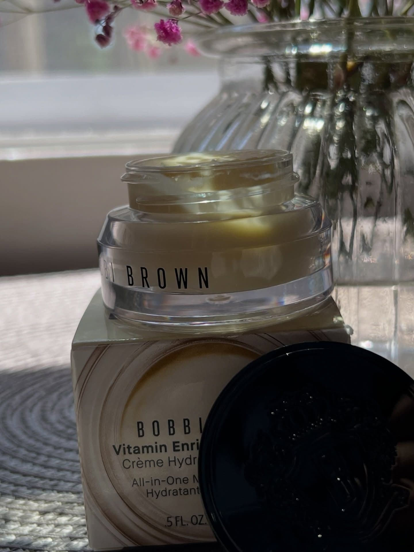 My first product from TopBox Circle and I’m so happy it was the Bobbi Brown Vitamin Enriched Face Base! 🤍✨
I’ve been u