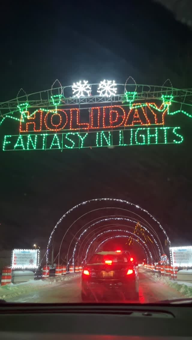 I just moved to a new neighborhood and honestly wanted something simple and local to get me into the holiday spirit. 🎄