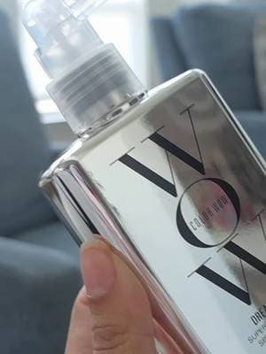 worlds best frizz hair spray #tiktokmademedoit #colourwow #dreamcoat #frizzyhairtips #affiliate
