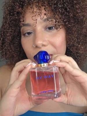 Huele delicioso! tienes que probarlo 🩷💙✨️ #armani #creatorsearchinsights #tiktokshopcreatorpicks #perfumetiktok #perfumetok