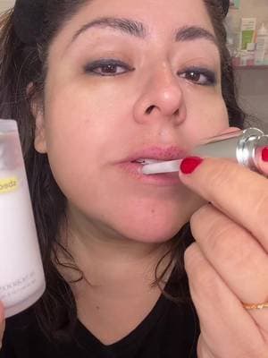 I tried that viral K beauty lip trend with this collagen serum by @SUNGBOON EDITOR and my lips instantly looked smoother juicier and more full, it feels super lightweight and hydrating with a glossy cushiony finish that makes your lips look naturally plumped without feeling heavy or sticky, perfect for throwing on alone or layering with gloss for that glassy soft look everyone’s obsessed with #tiktokshopcybermonday #christmasgiftideas #lipfiller #fallfashion #gifts