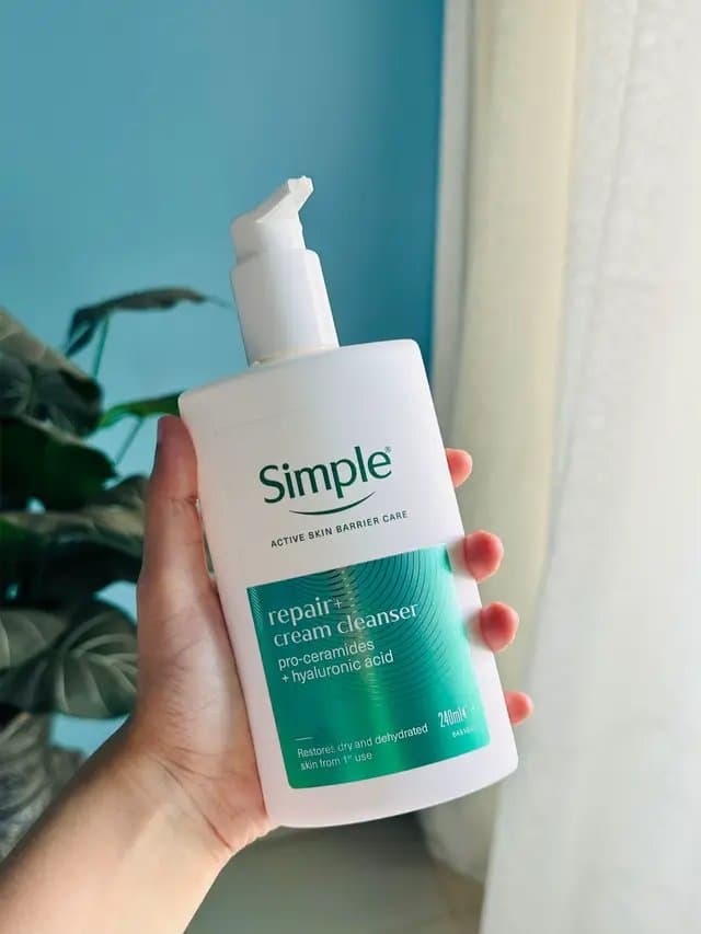 A gentle cleanser that keeps my skin feeling clean, soft, and hydrated 🤍 @Simple Skincare #AD @SimpleSkincareUK loving the Simple Repair+ Cream Cleanser with pro-ceramides and hyaluronic acid for its nourishing and non-stripping formula. Perfect for dry, sensitive, and acne-prone skin types looking to support the skin barrier while cleansing gently. Keywords: skincare, gentle cleanser, cream cleanser, sensitive skin, acne prone skin, hydrating cleanser, ceramide cleanser, hyaluronic acid skincare, barrier care, ugc creator Hashtags: #SIMPLESQUADUK #SIMPLEREPAIRPLUS #ugc #hydratingcleanser