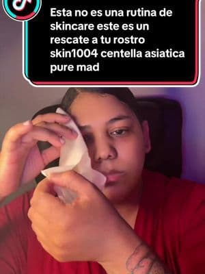 “Si tu piel es sensible, tiene rojeces, acné o se irrita fácil, este set es un salvavidas.Este es el Centella Daily-Rescue Soothing Set de SKIN1004, hecho con Centella Asiática de Madagascar.¿Para qué sirve?👉 Calma la piel,👉 hidrata sin dejar grasa,👉 repara la barreray ayuda a que la piel se vea más sana y uniforme.Es perfecto para uso diario, incluso si tu piel reacciona a todo.Si buscas una rutina completa que sí funcione y no irrite, este set es para ti@SKIN1004 US #skin1004 #skincare #skincareroutine #foryoupage #fyp #tiktokshop #skin1004centellacleansingoil #skincare #fyppppppppppppppppppppppp #skinsvitals #skin1004cleansingoil #fyp #skin1004 #tiktokshop