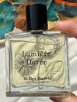#AD ✨ From sample to full size ✨ That probably tells you everything you need to know about how I feel about Lumière Dorée 🫠 This beautiful fragrance from Miller Harris opens with bright bergamot, petitgrain and bitter orange, leading into gorgeous neroli, jasmine sambac and orange blossom, with vetiver, cashmere wood and clean white musks in the base. It’s fresh, luminous and elegant, with that gorgeous citrus and white floral combination I always gravitate towards. I first discovered Lumière Dorée through a sample and loved it straight away, so I’m very happy to now have the full-size bottle in my collection 🍊✨ 🛍️ Shop Miller Harris through my storefront: 🔗 family.millerharris.com/a/glow.with.ania @Miller Harris Perfumer London #MHCollective #millerharris #selfpurchased #glow_with_ania