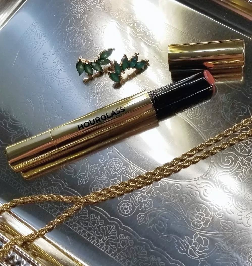 Meet the newest addition to @hourglasscosmetics - Phantom Volumizing Glossy Balm. This is an innovative 3-in-1 formula t