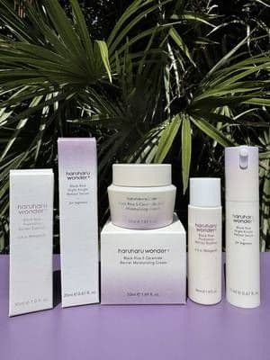 ✨ 3-Step Korean Routine for Sensitive Skin ✨ Gentle, nourishing, and packed with barrier-loving ingredients 💜 🧴 Step 1: Essence - Haruharu Wonder Black Rice Probiotics Barrier Essence 💧 Boosts hydration with fermented black rice (Oryza Sativa), Lactobacillus probiotics, and beta-glucan to calm and support your skin’s microbiome. 🌙 Step 2: Serum - Black Rice Night Knight Retinol Serum 🌿 A beginner-friendly formula with retinol + bakuchiol for glow, niacinamide for redness control, and allantoin to soothe and protect. 🧴 Step 3: Cream - Black Rice 5 Ceramide Moisturizing Cream 🌾 Fortified with 5 ceramides, shea butter, and hyaluronic acid for long-lasting hydration and deep barrier repair. Zero fragrance. Zero irritation. Maximum calm. Dermatologist-loved + sensitive-skin approved 💜 @cosmetic_jolse @haruharu wonder #ad #gifted #HaruharuWonder #KBeautyRoutine #SensitiveSkinCare #BlackRiceSkincare #KoreanSkincare #BarrierRepair #BakuchiolSerum #RetinolForBeginners #CeramideCream #NiacinamideBenefits #SoothingSkincare #MicrobiomeFriendly #Glow_with_Ania