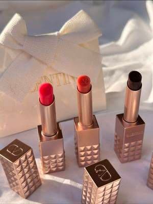Obsessed with the NEW @Valentino.Beauty Spike Hydrating Disco Balm ✨ It’s beyond gorgeous! These PH-reactive tinted balm that gives your lips a radiant, light-catching glow while nourishing and enhancing your natural lip tone. Infused with squalane + shea butter, it delivers 24-hour hydration and lasting comfort — chic skincare meets luxury beauty. Shades: 199A Bold Brown 302R Extra Pink ( My favorite 120R Rose in the Woods Shop linked in my bio “Shopmy” and “LTK” https://liketk.it/5nNot #giftedbyvalentinobeauty #spikevalentinodiscobalm #valentinobeauty #luxurybeauty #lipbalm