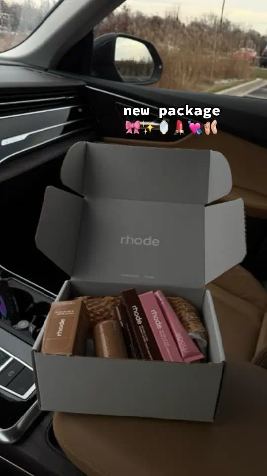 A lippy haul in the car is the best type of haul π·πͺππ©°π«Άπ»β¨ππ #rhode #teddybear #rhodeskin #lipgloss #pr