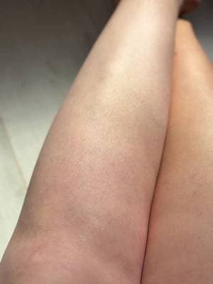 J’adore cet effet ultra glow ✨ On dirait que ma peau a enfilé des collants tellement le rendu est lisse et lumineux 🤣 La mousse donne un hâle progressif, un fini homogène et surtout cet effet “peau parfaite” sans effort. Clairement, si tu veux un glow rapide et naturel sans prise de tête… fonce. #tiktokshop #autobronzant #glowup #lorealsuperbrandday #routinebeaute