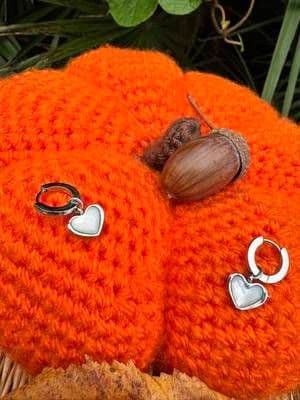 Autumn styling with Abbott Lyon 🍂 There’s something so beautiful about mixing seasonal textures with timeless jewellery. These heart pieces add a soft, elegant shine without overpowering the look – just the right amount of detail 🤍 I love how wearable they are for everyday, but they still feel special. If you enjoy subtle sparkle, you’ll love these too ✨ Link in bio via LinkTree if you’d like to shop 🤍 @Abbott Lyon #AD #Gifted #TheALCollective #ALFave #glow_with_ania