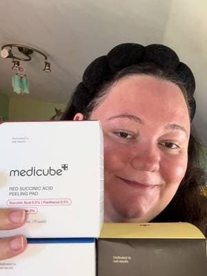 Publi | el trío de pads que no vas a parar de usar 😍 • Red Succinic Acid Peeling Pad ❤️ Contienen ácido succínico 0,5%, pantenol 0,5% y niacinamida 2%. Enfocados en exfoliación y cuidado de la piel con imperfecciones. • Deep Vita C Pad 🤎 Contienen agua de vitamina y un derivado de vitamina C. Enfocados en luminosidad y mejorar la apariencia de manchas y tono apagado. • Zero Pore Pad 💙 Ayudan a exfoliar la piel y eliminar células muertas. Están enfocados en poros obstruidos, exceso de grasa y textura irregular. Contienen AHA y BHA, incluidos ácido láctico y ácido salic @medicube España #medicube #medicubetonerpads #tonerpads #zeroporepads #tiktokshop @medicube global