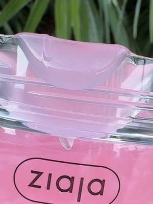 Marshmallow jelly soap that smells as good as it looks โจ The texture is soft, bouncy, and unexpectedly fun to use, and it pairs perfectly with the matching body scrub for an extra smooth finish. Affordable, pretty on the shelf, and a lovely little treat for everyday use ๐ฉท ๐ www.ziajaonline.co.uk ๐๏ธ Discount code: ANIA10 @ziaja #ad #gifted #ziaja #jellysoap #glow_with_ania