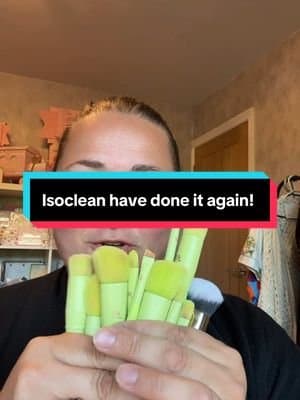 How dirty are your brushes? My skin is so much clearer now I actively keep my brushes clean! Love this stuff! 🧼🫧 @ISOCLEAN #tiktokmademebuyit #dealdrops #brushcleaning #brush #makeupbrushes #makeup #beauty #isoclean #makeupbrushcleaning