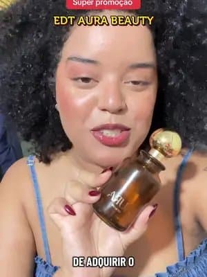 O EDT da Aura Beauty by Jade Picon é aquele perfume que entrega frescor, feminilidade e presença. Nas notas de saída, você sente bergamota, neroli e frutas vermelhas — um começo luminoso, leve e viciante. No coração, jasmim, tuberosa e flor de laranjeira deixam tudo mais sensual e sofisticado. E o fundo com âmbar, musk e um toque gourmand traz aquela sensação quente, doce e marcante que fixa na pele. É o tipo de perfume que faz você se sentir confiante, elegante e inesquecível. Cheiro limpo, moderno e com vibe de importado. @AURA Beauty #aurabeauty #perfumes #perfumetiktok #tiktokshop