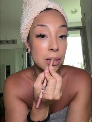 Make up forever’s super boost lipgloss feels so good on my lips. They definitely look plump up and that’s because it has hyaluronic acid, and I would typically put hyaluronic acid on my lips to help plump it so I love that they put it in A lipgloss! #makeupforeverwhereverwalnut #makeupforeversuperboost #plumpinglipgloss #tiktokshopcreatorpicks #creatoricons #dealsforyoudays #tiktokpartner #funinthesun #SuperBrandClub #summertrasnformation #summerwonderland #Ttsthunderbolt