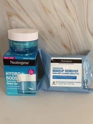 #AD My easy 2-step cleanse ✨ @Neutrogena Makeup Remover Wipes, Fragrance Free + Neutrogena Hydro Boost Water Gel 💧 #BeautyToAScience #ad