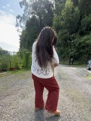 A ver, confesión de mamá a mamá: la que dice que alcanza a lavarse el pelo todos los días... miente 🤣 Entre el caos, el café frío y las corridas, uno hace lo que puede. Por eso mi nuevo salvavidas es este perfume capilar duradero de Pitahaya & Menta de Herbal Essences 💖 Lo mejor de todo es que el aroma se reactiva cada vez que te mueves o te tocas el cabello ✨ ¡Literal hueles a recién bañada todo el día! @Herbal Essences Latinoamérica @ForMeTipsChile @For_Me #VibrasFrescuraFM #publicidad #HerbalVibrasFrescura #herbalessenceschile