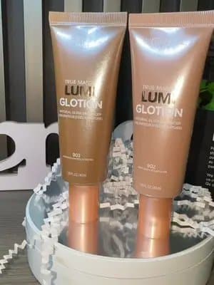 Today I show you the Lumi Glotion from L'Oréal Paris, a liquid highlighter with a light texture that leaves the skin hyd