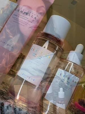 Una rutina completa para consentir tu piel ☺️ El Perfect Pore Set de SKIN1004 reúne espuma limpiadora, mascarilla de arcilla rosa en barra, tónico, ampolla y crema ligera en gel. Cinco pasos para complementar tu rutina de limpieza e hidratación y darle a tu piel un aspecto fresco y cuidado. 💗 #SKIN1004 #PerfectPoreSet #KBeauty #SkincareRoutine #tiktokshop
