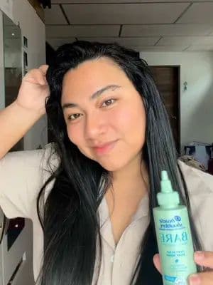 If your scalp feels itchy, dry or just uncomfortable… this might be what you’re missing 👀 I didn’t realize how much of a difference this would make until I started using it. My scalp feels calmer, fresher… and way more balanced. The Bare Itchy Scalp Relief Serum from @head&shoulders has definitely become part of my routine Thanks to @influenster for this collab #complimentary #MintyCoolRelief #ugccontentcreator #giftedbyheadandshoulders