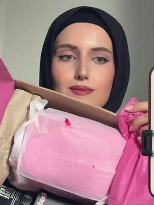 A little Huda Beauty unboxing ✨🎁 So excited to finally show you what’s inside! I’m already loving these goodies and can’t wait to try them out 🤍 Shop through the link in my bio ✨ @Huda Beauty @Huda #AD #hudabeauties #hudabeauty #unboxing