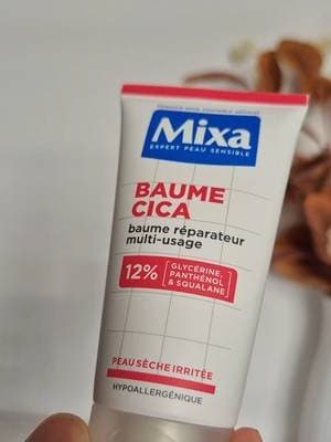 En collaboration avec @Mixa France Mixa Baume Cica est un baume réparateur multi-usage conçu pour les peaux sèches et irritées. Sa formule contient 12 % d’actifs hydratants et réparateurs (glycérine, panthénol et squalane) qui aident à apaiser, hydrater et renforcer la barrière cutanée. Il est hypoallergénique et adapté aux peaux sensibles. #mixa #mixafr #baume #foryoupage❤️\ud83d\ude0d #collaboration