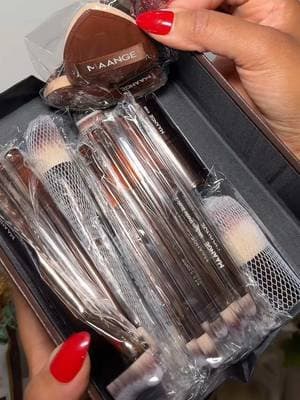 The difference between “my makeup is okay” and “OMG your makeup looks flawless” is often the BRUSHES 😍💄✨ This @MAANGE Beauty Tool 28-Piece Makeup Brush Set has everything you need for a complete glam look in one organised kit. Who else loves a good beauty bargain? 🙌🏽😁 #MakeupBrushSet #MAANGEBEAUTY #MakeupTools #SummerSale #TikTokMadeMeBuyIt