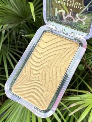 Golden, glowing, and gorgeously smooth ✨ The NYX Buttermelt Highlighter in Butta Than Gold has completely won me over. From the first swipe, it melts into the skin like butter, leaving behind a soft, radiant finish that catches the light in the most flattering way. What I love most is how lightweight and silky it feels. It doesn’t sit on top of the skin or look powdery; it blends beautifully, whether I’m wearing a full face or just a touch of tinted moisturiser. The shade is a light gold with a luminous warmth, perfect for adding that ‘lit from within’ glow without looking glittery. It’s buildable too, so you can wear it sheer for a soft glow or layer it for more intensity. I’ve even dabbed it on my lids and collarbones for a subtle touch of shine ✨ This is definitely one of those products that makes you feel like you’re glowing without trying too hard. @nyxcosmetics_uk #ad #gifted #buttermelt #contentmasters #glow_with_ania #makeupaddyx