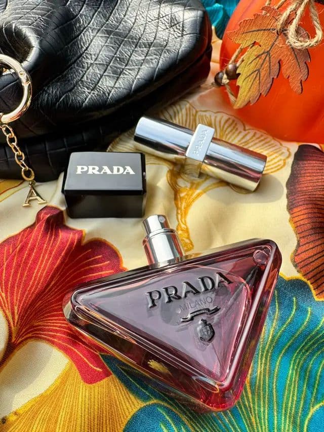 #ADβ¨ Autumn beauty with Prada π Prada Paradoxe Sweet Chemistry feels like such a perfect fragrance for this time of year. With blackcurrant syrup, orange blossom and neroli milk accords, it has this beautiful fruity floral sweetness that fits so well with autumn. Paired with the Prada lipstick in shade B101, I think these two make such a gorgeous combination. The lipstick is a beautiful soft pink shade, and can we just appreciate that Prada texture? β¨ @pradabeauty #PRADABEAUTY #MySweetChemistryRomance #makeup #fragrance