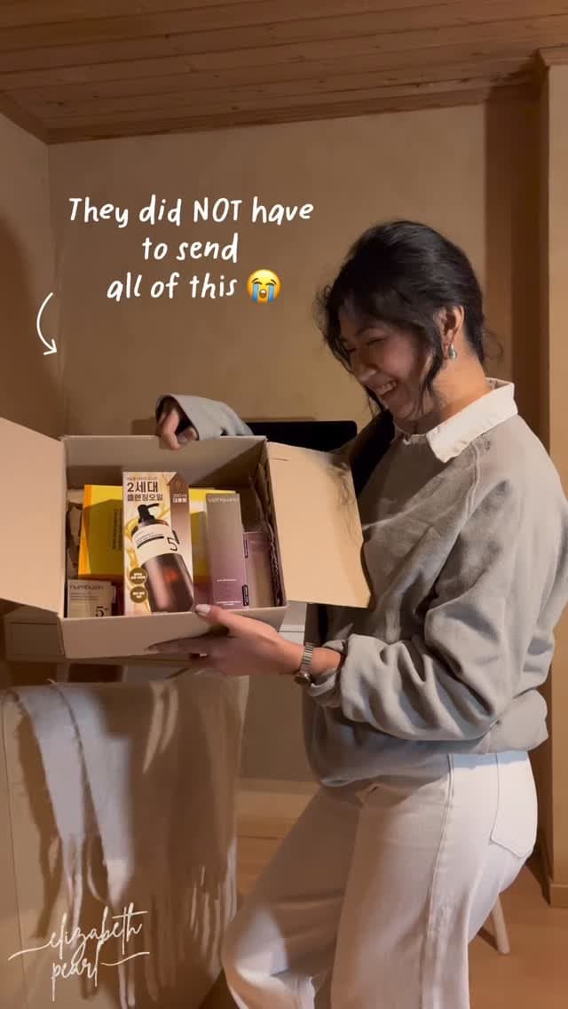 When your skincare friends donβt gatekeep and the box shows up HEAVY π
Not me questioning if receiving this much is ev