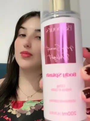Esse body splash tem um cheirinho tão gostosinho e confortável 🩷✨ Perfeito pra usar no dia a dia e ficar cheirosinha 🌸💕 #bodysplash #perfume #autocuidado #meninacheirosa #TikTokShopBR66 @Barbour's Beauty