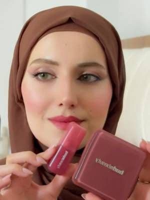  من المنتجات يلي صارت أساسية بروتيني اليومي من Huda Beauty 🤎✨ بحب اديش بتندمج بسهولة وتعطيني لوك ناعم وطبيعي بدون مجهود، وبتكمل أي ميكب بشكل جميل. إذا حابين تجربوها، بتقدروا تتسوقوا من خلال الرابط الموجود بالبايو. 💕 @Huda Beauty @hudabeautyshop #hudabeauty #hudabeauties #AD #اورا