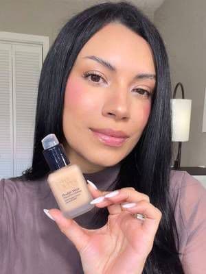 Probando la NUEVA Double Wear Stay-in-Place Foundation ✨ @The Estée Lauder Store Ahora más modulable, más respirable y con un acabado mate ligero que se mueve con la piel. ✨ Incluye pompa GRATIS para aplicarla Disponible aquí en TikTok Shop. Gifted 🤍 #EsteeLauderNewArrivals #DoubleWear #MadeForMore #GiftedByEsteeLauder #makeup