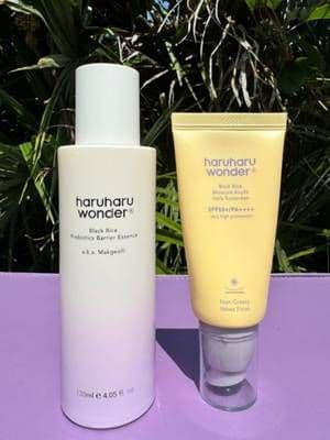 ✨ Barrier-boosting + velvet-finish SPF? Yes, please! 💜💛 These two Haruharu Wonder gems have become firm favourites in my current routine: 🌾 Black Rice Probiotics Barrier Essence – lightweight, calming, and deeply hydrating. It preps my skin beautifully and supports a healthy skin barrier. ☀️ Black Rice Moisture Airyfit Daily Sunscreen – SPF50+ with a velvety, non-greasy finish that sits perfectly under makeup. No white cast, no pilling – just smooth, protected skin. If you haven’t explored this duo yet, I highly recommend it – especially if you love simple routines that deliver real results. @haruharu wonder @haruharuwonder_influencers @YesStyle @YesStyleInfluencers #ad #Gifted #Glow_with_Ania #HaruharuWonder #KBeautyFaves #BarrierCare #SPFMatters #SimpleSkincare #YesStyleReview #AsianBeauty #SkincareRoutine