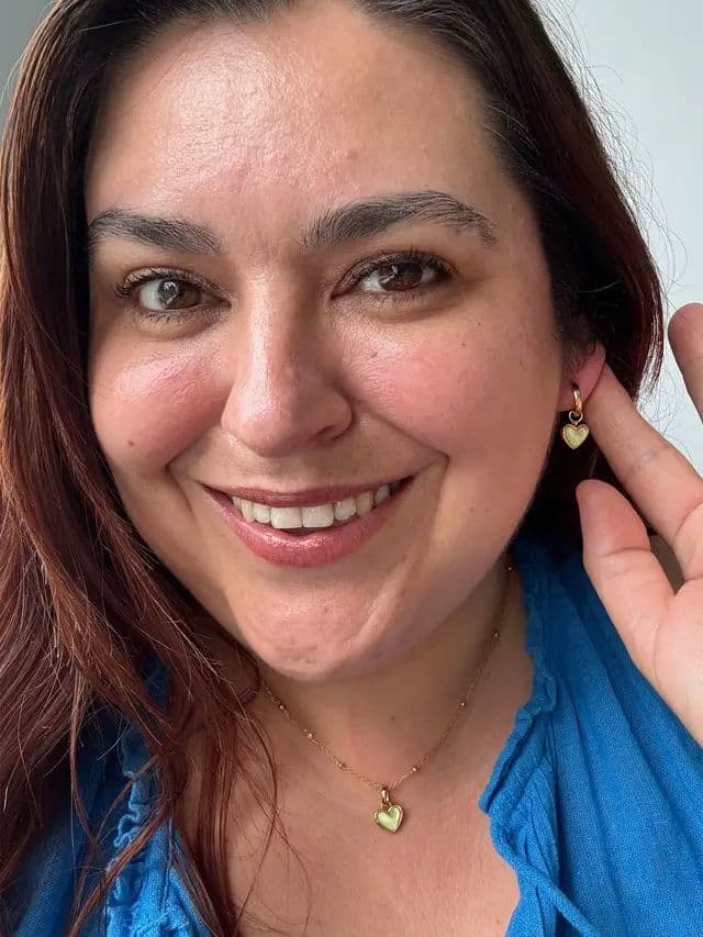 #AD ✨ A little summer colour ✨ A little sunshine and the prettiest pop of mint green 💚 I love how these matching heart earrings and necklace add such a sweet, summery touch to an everyday look. 🛍️ Shop Abbott Lyon with 15% off automatically applied at checkout through my link: https://community.abbottlyon.com/i/glow.with.ania @Abbott Lyon #TheALCollective #summer #AbbottLyon #glow_with_ania