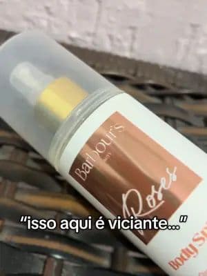 isso aqui é viciante… ✨ pêssego + pimenta rosa + almíscar 🤍 feminino, leve e envolvente quem sente… pergunta #cheirobom #bodysplash #perfumefeminino #tiktokshop