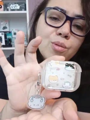 Gente, olha essas capinhas de fone! 🥹💗 Pra quem ama acessórios fofos, olha esses detalhes de gatinho e os pingentes combinando! É aquele tipo de acessório que deixa até o estojo do fone AirPods com outra carinha, vem varias opções.😻 . . . #capinhas #tiktokshop