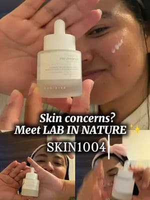 ยฟCuรกl es el "Boosting Shot" que tu piel necesita hoy? โจ๐ La nueva lรญnea LAB IN NATURE de @SKIN1004 US no es un tratamiento comรบn. Gracias a su tecnologรญa de Spicules (espรญculas de Centella y Pantenol), crea micro-canales en la piel para que estos ingredientes de alta concentraciรณn penetren de verdad. ๐ฌ๐ฐ๐ท Aquรญ te enseรฑo cรณmo elegir la tuya segรบn tu objetivo: ๐ง Matrixyl 10: Hydrating & Plumping โข Cuรกndo elegirla: Si sientes la piel apagada, con falta de elasticidad o deshidratada. โข Resultado: Efecto relleno, hidrataciรณn profunda y piel mucho mรกs elรกstica. ๐ Retinol 0.2: Firming & Smoothing โข Cuรกndo elegirla: Si buscas combatir lรญneas de expresiรณn, mejorar la textura de la piel o prevenir el envejecimiento. โข Resultado: Piel mรกs firme, suave y con un aspecto rejuvenecido. ๐ Niacinamide 10: Radiance & Pore Care โข Cuรกndo elegirla: Si tienes poros dilatados, manchas o un tono de piel desigual. โข Resultado: Un brillo saludable (glow), poros refinados y tono uniforme. โ ๏ธ Dato importante: Al aplicarlas es normal sentir un ligero hormigueo (tingling). ยกNo te asustes! Son las espรญculas trabajando para llevar los activos a las capas mรกs profundas. ๐๏ธ รsalo 2-3 veces por semana o noches alternas sobre la zona que quieras tratar. ยฟCuรกl de las tres necesita tu rutina ahora mismo? Cuรฉntame en los comentarios! ๐โจ #SKIN1004 #Centella #Koreanskincare #KBeauty #tiktokmademebuyit @bysophieofficial