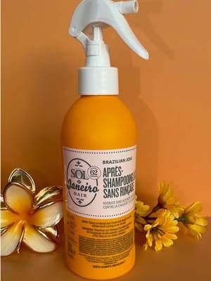 El acondicionador sin enjuague de Sol de Janeiro es un spray acondicionador ligero, formulado para hidratar, desenredar