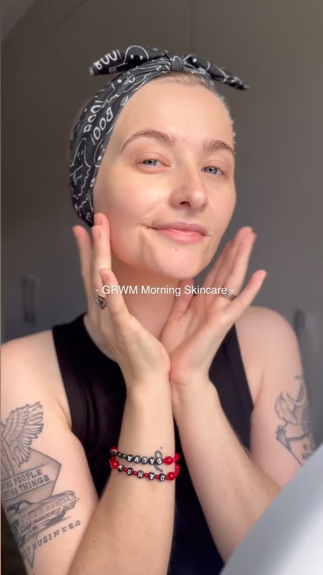 - GRWM Morning Skincare -
@mediheal_global Madecassoside Blemish Pads ✨
@kiehlsuki Ultra High Potency Serum 9.8% Glyco