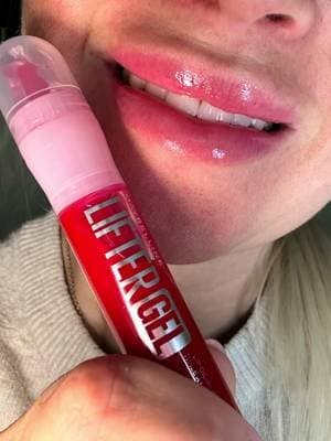 Ich darf über @trnd_de den neuen @Maybelline NY New York Lifter Gel Lipgloss testen😍 Ich habe ihn in der Shade Melon-Ade erhalten. Der Duft ist wirklich toll und den Click-Twist-Applikator finde ich wirklich eine schöne Idee aber man muss etwas aufpassen nicht zu viel zu drehen, da man sonst zu viel Produkt raus holt. Die Lippen fühlen sich gepflegt an, aber ich finde ihn etwas zu flüssig und einen Hauch klebrig. Ich würde ihn mir aber dennoch nachkaufen, da ich den Glossy finish sehr mag 😍 Hast du ihn auch schon ausprobiert ? Wenn ja, wie gefällt er dir ? #CapCut #maybelline #trnd #werbung