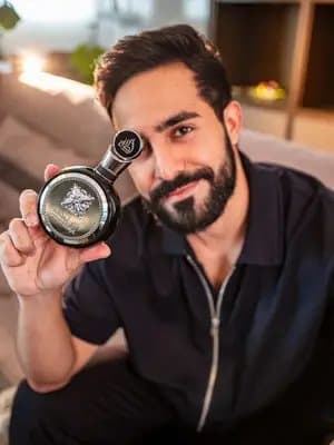 O famoso “cheiro de rico” sem precisar pagar o preço do YSL. 👀🔥 O Fakhar Black, da Lattafa, ficou conhecido por lembra