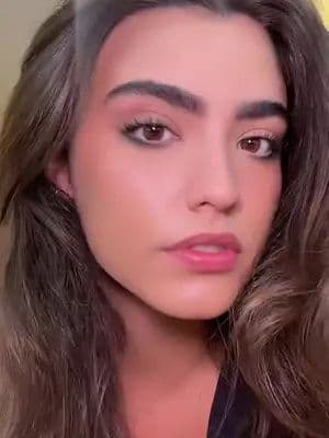 Hello!! Ustedes dirán, no hay rasgo más sexy que las miradas ni nada mejor que una máscara de pestañas que aumente y resalte al Máximo eso que tanto nos gusta 🫢, por eso confío 100% en el nuevo rímel SURREAL de maybelline. #MaybellineMakeUp #TheFalsiesSurreal @Maybelline NY #AD #pestañinasurreal #longervideo
