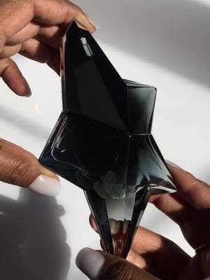 Thierry Mugler’s *Angel Fantasm* is a beautiful fragrance that feels both luxurious and a bit mysterious. The star-shaped bottle is refillable and sleek, adding to its charm. This perfume is perfect for fall, starting with a sweet blend of scents and a rich blend of gourmand notes that bring to mind the cozy feeling of autumn. The fragrance is rich but not too strong, balancing sweetness with a warm, musky base that that lingers beautifully on the skin for hours. Its slightly creamy and sweet tones feel like a warm cozy embrace on chilly fall days, making it great for evening walks through fallen leaves or intimate gatherings by a fireplace. The mix of vanilla, patchouli, and a touch of fruitiness make this scent both attractive and versatile, perfect for transitioning from day to night. If you’re looking for a fragrance that’s both luxurious and deeply comforting, *Angel Fantasm* is a must-have. If you’re looking to add a bit of magic to your fall fragrance wardrobe, this scent perfectly captures the cozy, warm feeling of fall and would be a great addition to your seasonal perfume collection. Thank you @Mugler for gifting me this incredible comforting scent 🖤 #AngelFantasm #GiftedbyMugler #fragrancelover #perfumereview #ThierryMugler